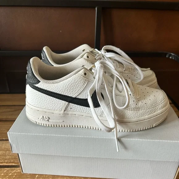 Kids 3.5 Nike Air Force 1 White Sneakers - Picture 4 of 9